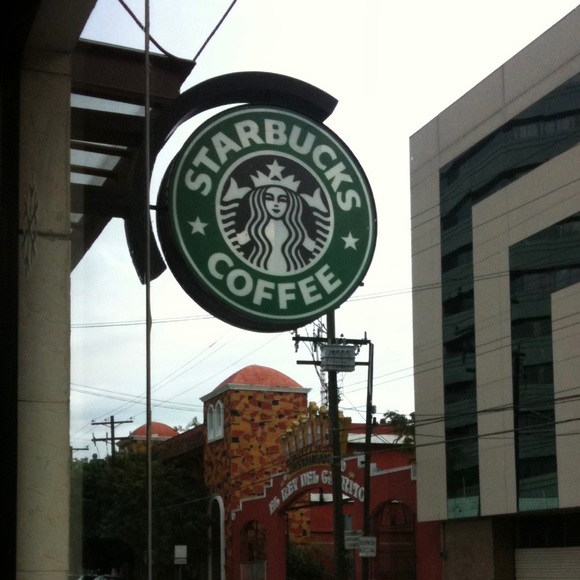 Hi 👋🏼 im Robert. Please leave a comment so I can check out your closet also - Picture 3 of 3